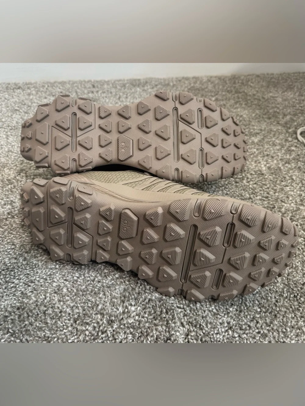 NWOB ALO Yoga ALO Trail Sneakers in Gravel - 10.5